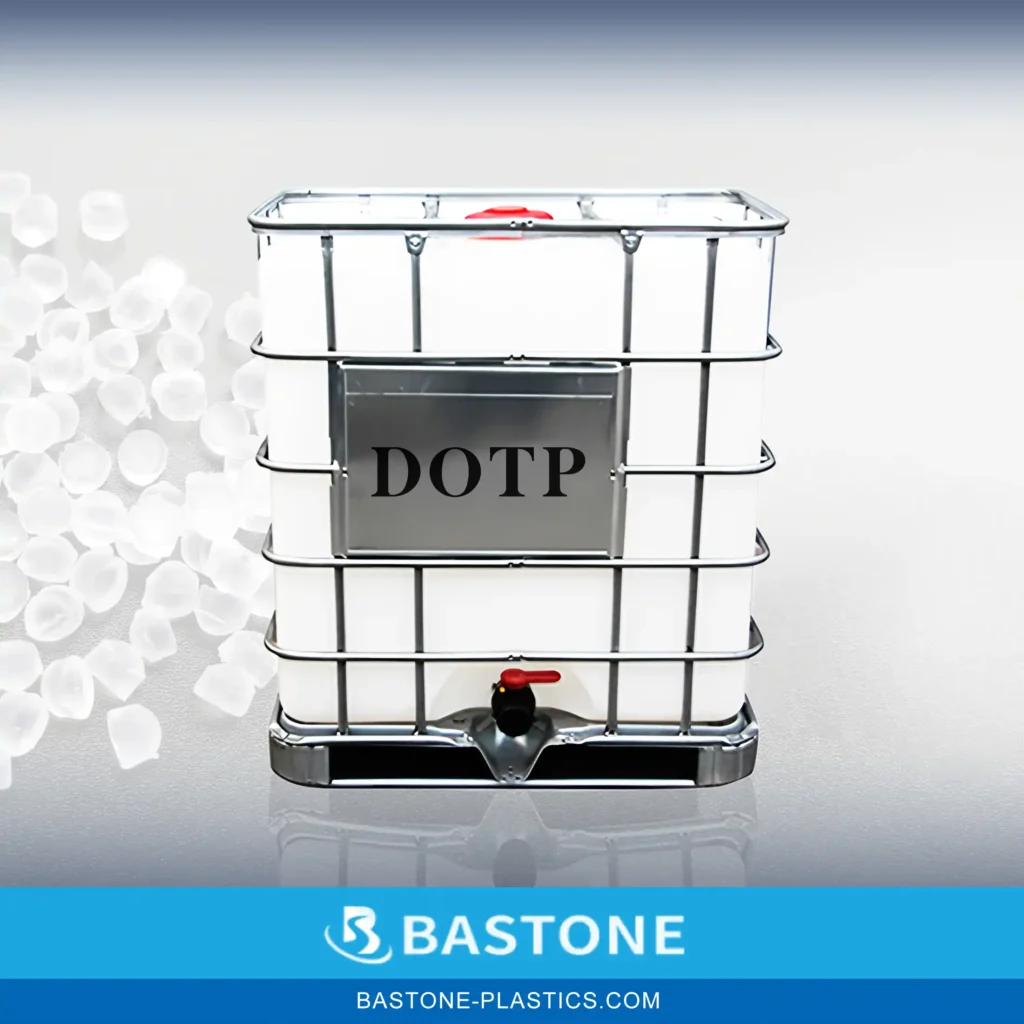 Plastificante DOTP en cuero artificial de PVC Producción 1 Contenedor intermedio a granel con la etiqueta DOTP y gránulos de plástico blanco al lado.